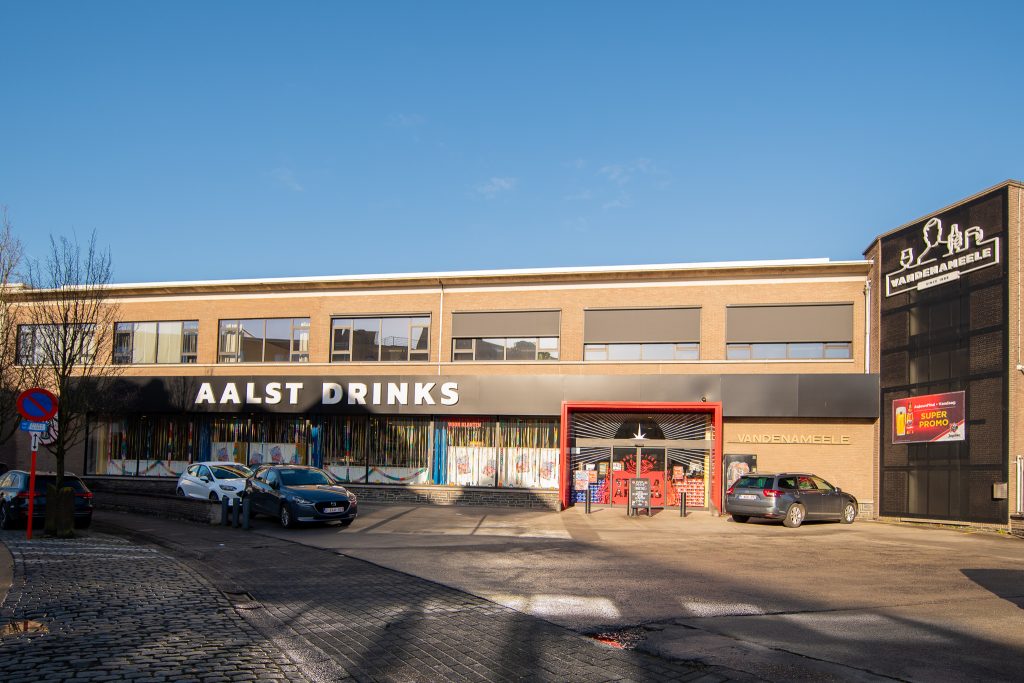 Buitenaanzicht van Aalst Drinks en het Vandenameele-distributiecentrum in de 1 Meistraat in Aalst.