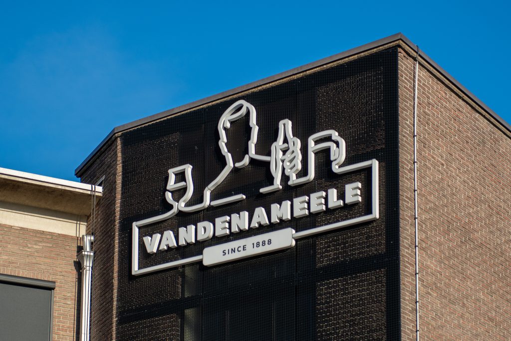 Het iconische Vandenameele-logo op de gevel van het hoofdkantoor in Aalst, since 1888.