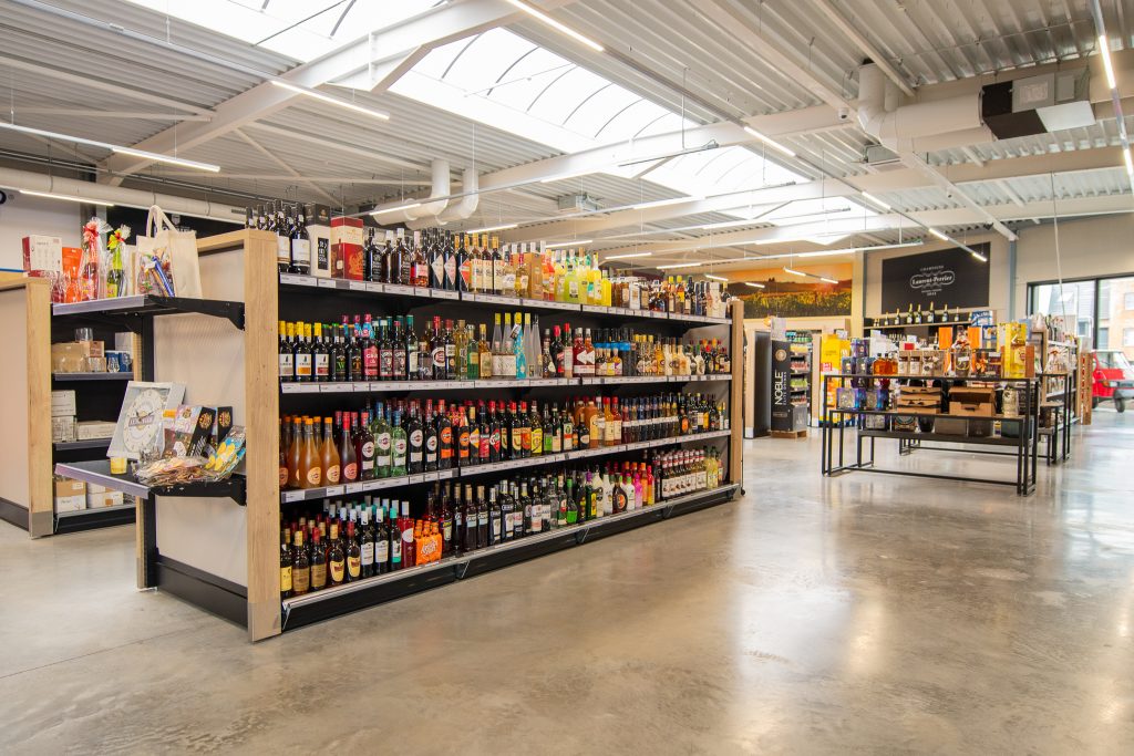 Ruim rek met aperitieven en sterke dranken in een van de moderne drankenwinkels van Vandenameele.