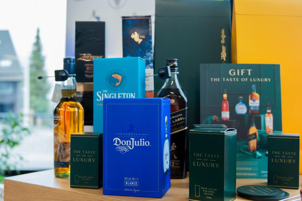 Luxueuze geschenkpakketten met whisky en tequila zoals Don Julio en The Singleton in de winkel van Dranken Vandenameele.