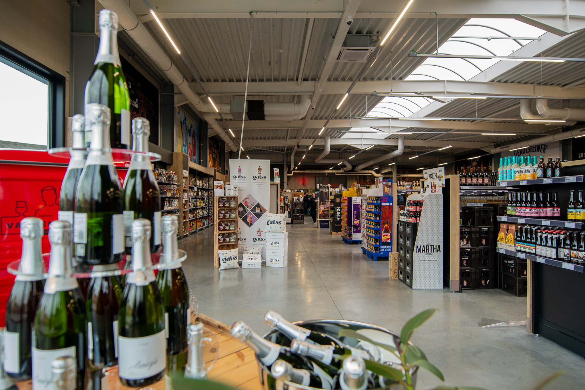 Ruim aanbod aan wijnen, bubbels en bieren in een van de drankencentrale winkels van Vandenameele.
