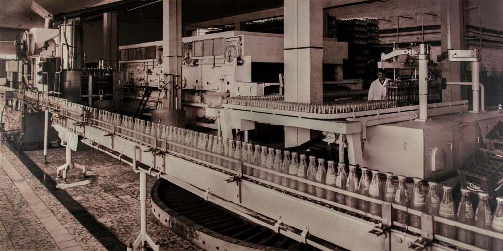 Historische foto van de Coca-Cola bottellijn in de fabriek van Vandenameele aan de 1 Meistraat in Aalst.