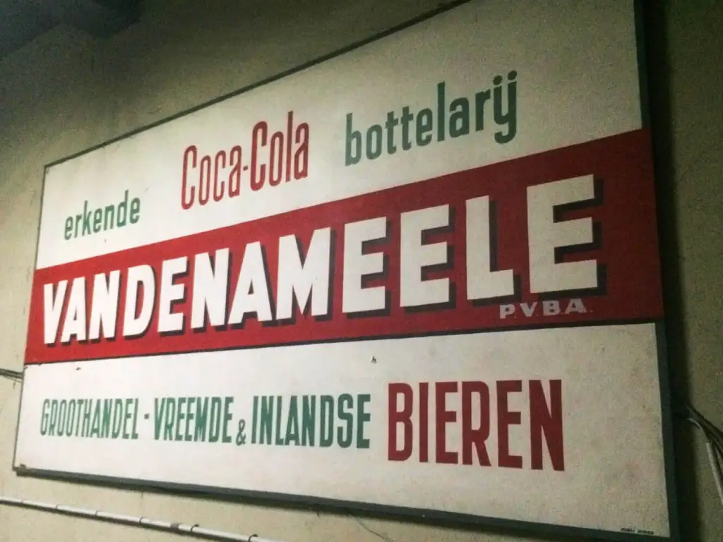 Vintage reclamebord van Vandenameele als erkende Coca-Cola bottelarij en groothandel in bieren.