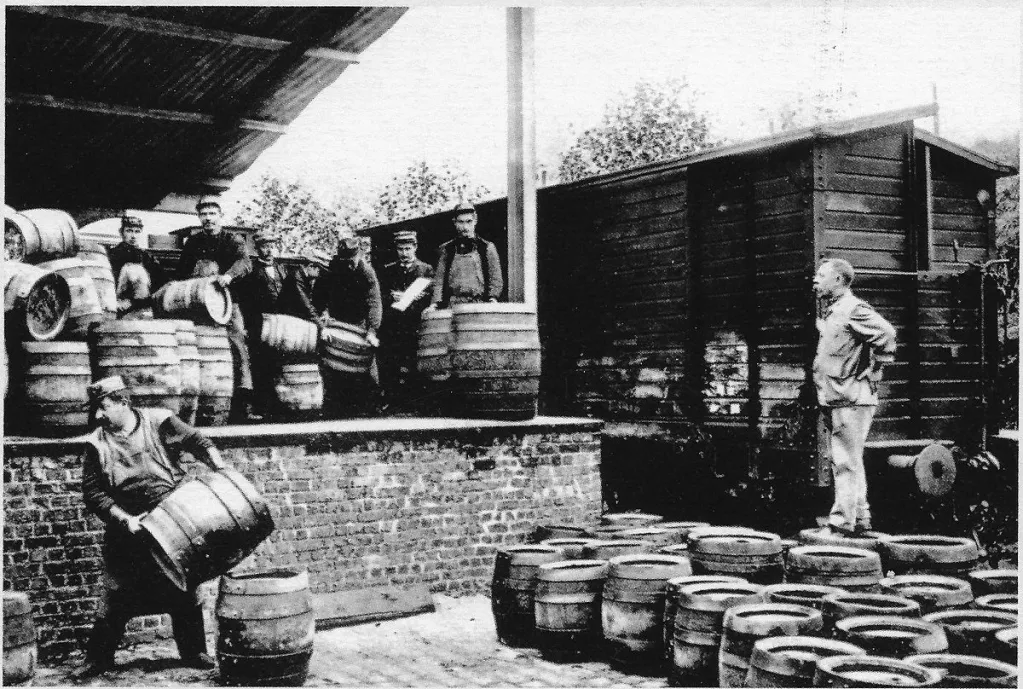 Historische foto van arbeiders bij de brouwerij van Frans Van de Maele in Aalst rond het einde van de 19e eeuw.