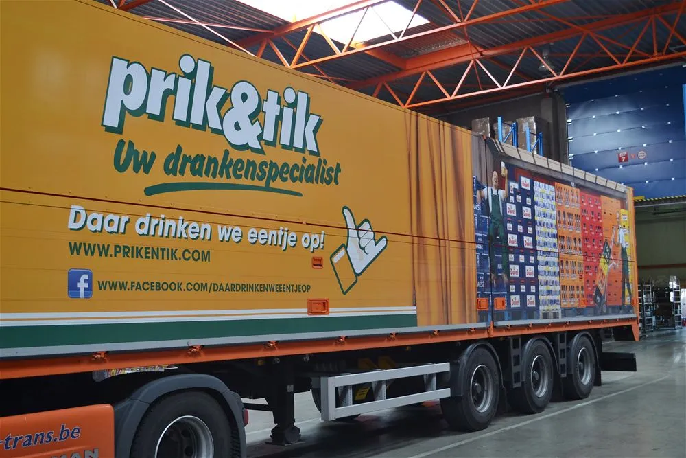 Vrachtwagen van Prik & Tik, de aankoopgroepering waarbij Dranken Vandenameele zich in 2014 aansloot.